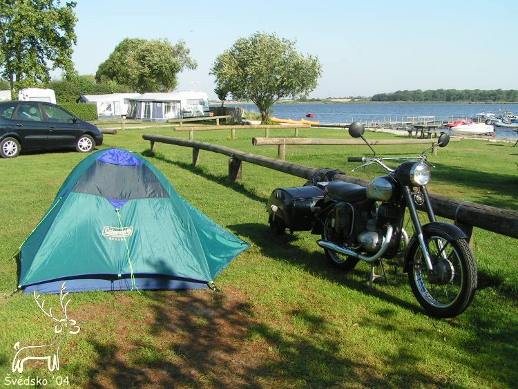 Motocykl Jawa 250/590 Sport v dnskm kempu